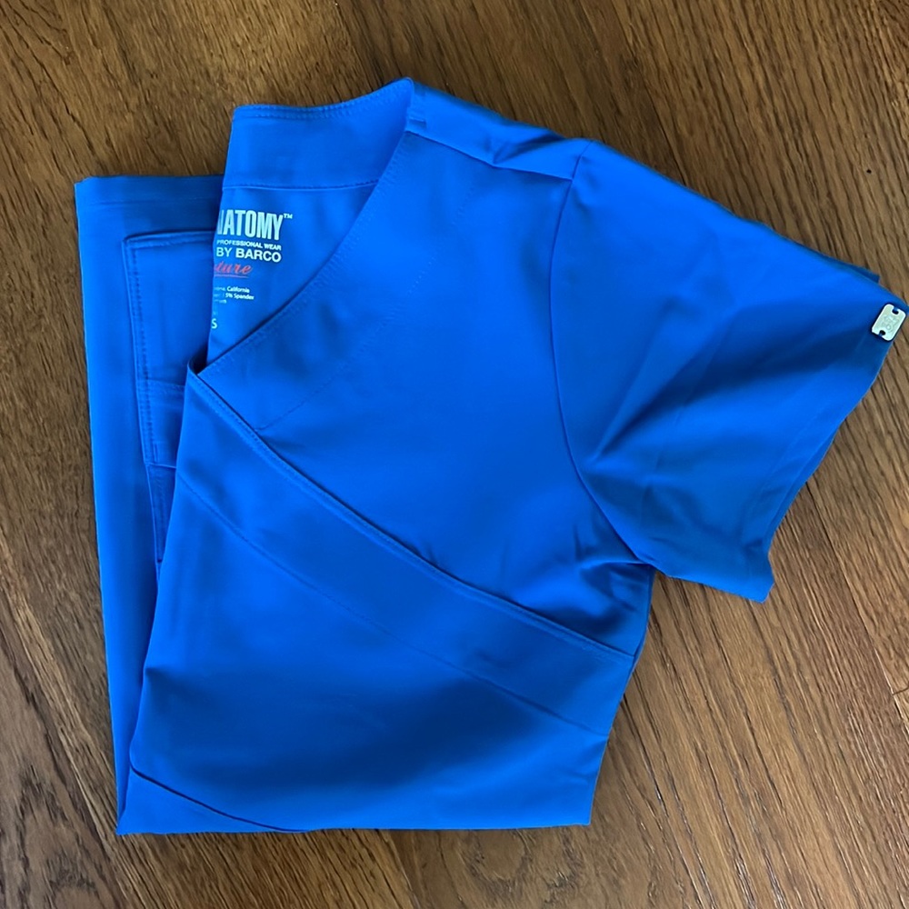 NWOT Grey’s Anatomy by Barco Signature Scrub Top